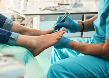 Cropped head portrait of unrecognized patient sitting on the medical chair while doctor in blue cloves examining feet in beauty center SSUCv3H4sIAAAAAAAACpxSy27cMAy8F+g/LHSOAOthW8qvFD1QEndXiNYKZDlBEOTfS78WOvdgQBySw+GY379/XS7MwRw9e718rxHFMaVlrgVqzBPB3cuBF5wClhb5KGroWgBDrLlESC3ooPr7BA8kcFpSWuGfLcnmCnWZcV6nH5CHijfi2MEnxS7xzx5fzsSWpA5KMfbSYPPiNuyEdvL/6twff89t4IaT/9oEN4sUTAj7IodGFqQMznrDxw4V10EFbtApbkBfnQTAwfTnZNZp41D2Vy76buTaC89B9IGPg9dGh+BNH57FGnTQvdVcWCuoWAZu+4DcKoHWSClo7KZ/F83ePiuWR2syLCHmxt+P7CGtBarZ6b1EH6db05brfTuAs83nZaplNePpIUs5v4NL68++Eiee+B3mmcrDiTeDPJ1bfjRzplw3Kw9WFugm1lAo2SspOvqMGqwe7VGw39E9Es8m5ySi2L/F0K4eVwVsADHKq1JcmoH8xsFxJ43lytquI1udc4Ys/PkHAAD//wMA06R42iIDAAA=